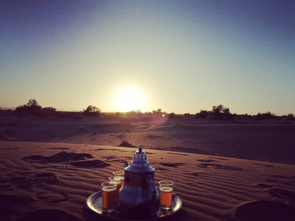 l'incontournable pause thé dans le trek désert