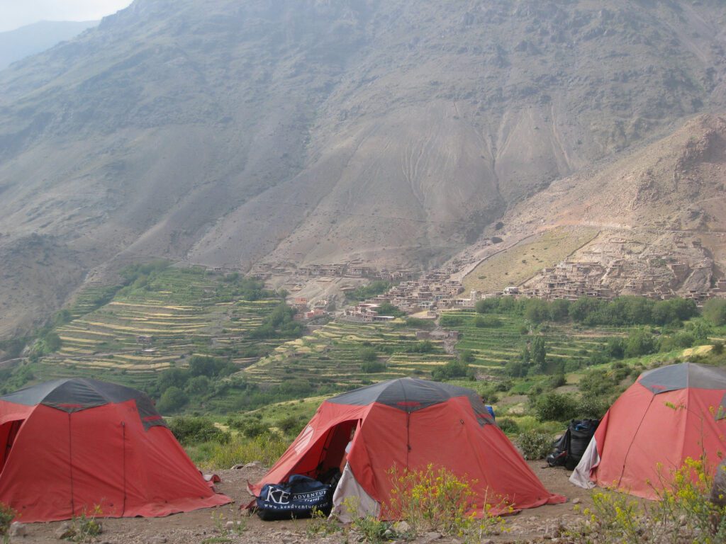 tentes bivouac montagnes Atlas Campement trek montagne Atlas
