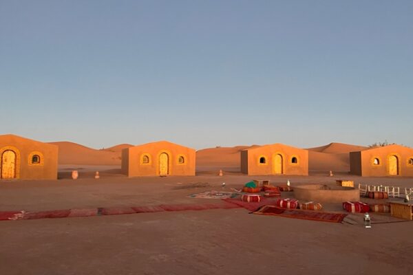 petites maisons en terre crue du bivouac fixe appelées "tentes"