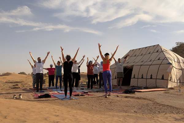 Yoga dans le désert en bivouac nomade
