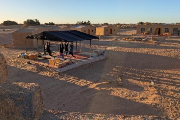 Yoga sous la tente bivouac fixe - 640x427